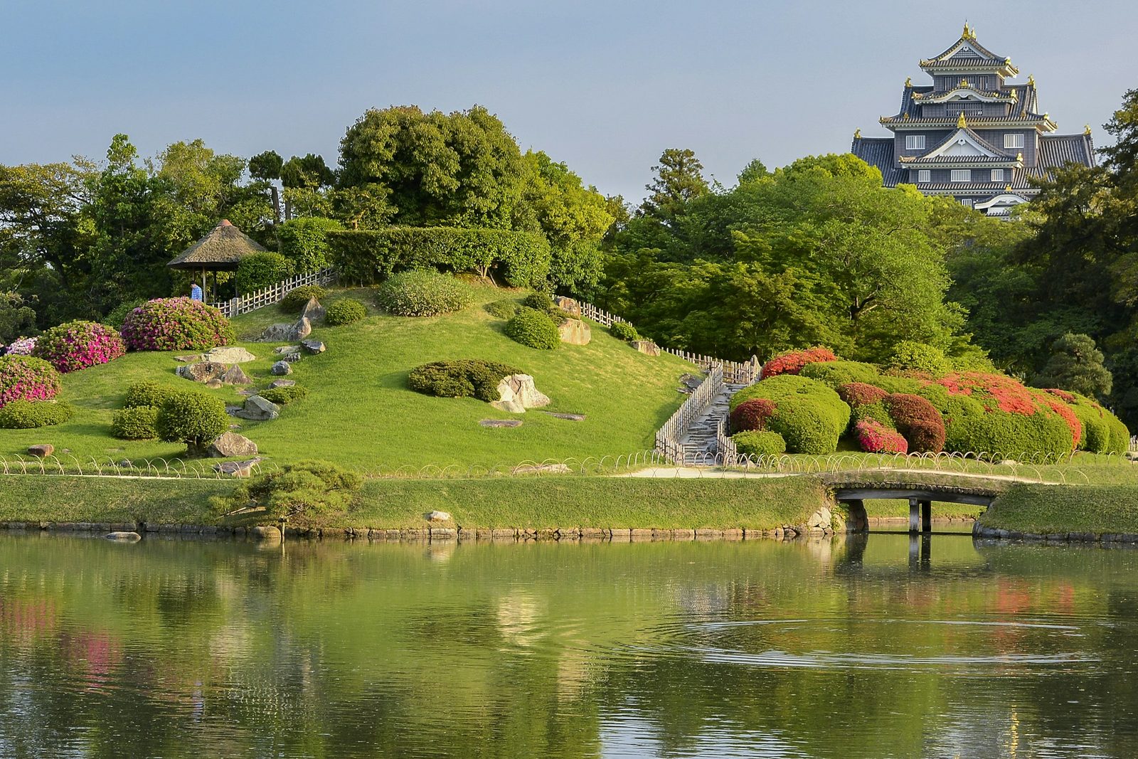 Jardim Kōraku-en com o Castelo de Okayama ao fundo