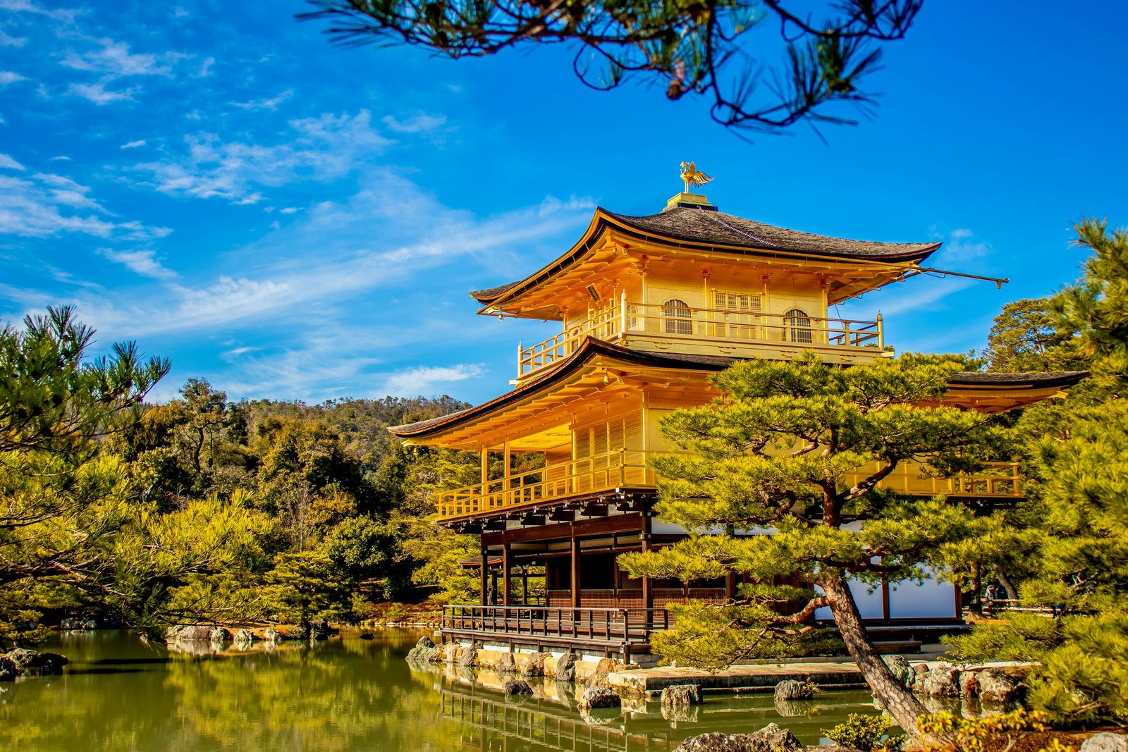 Pavilhão Dourado Kinkaku-ji refletido no lago, em Kyoto, Japão