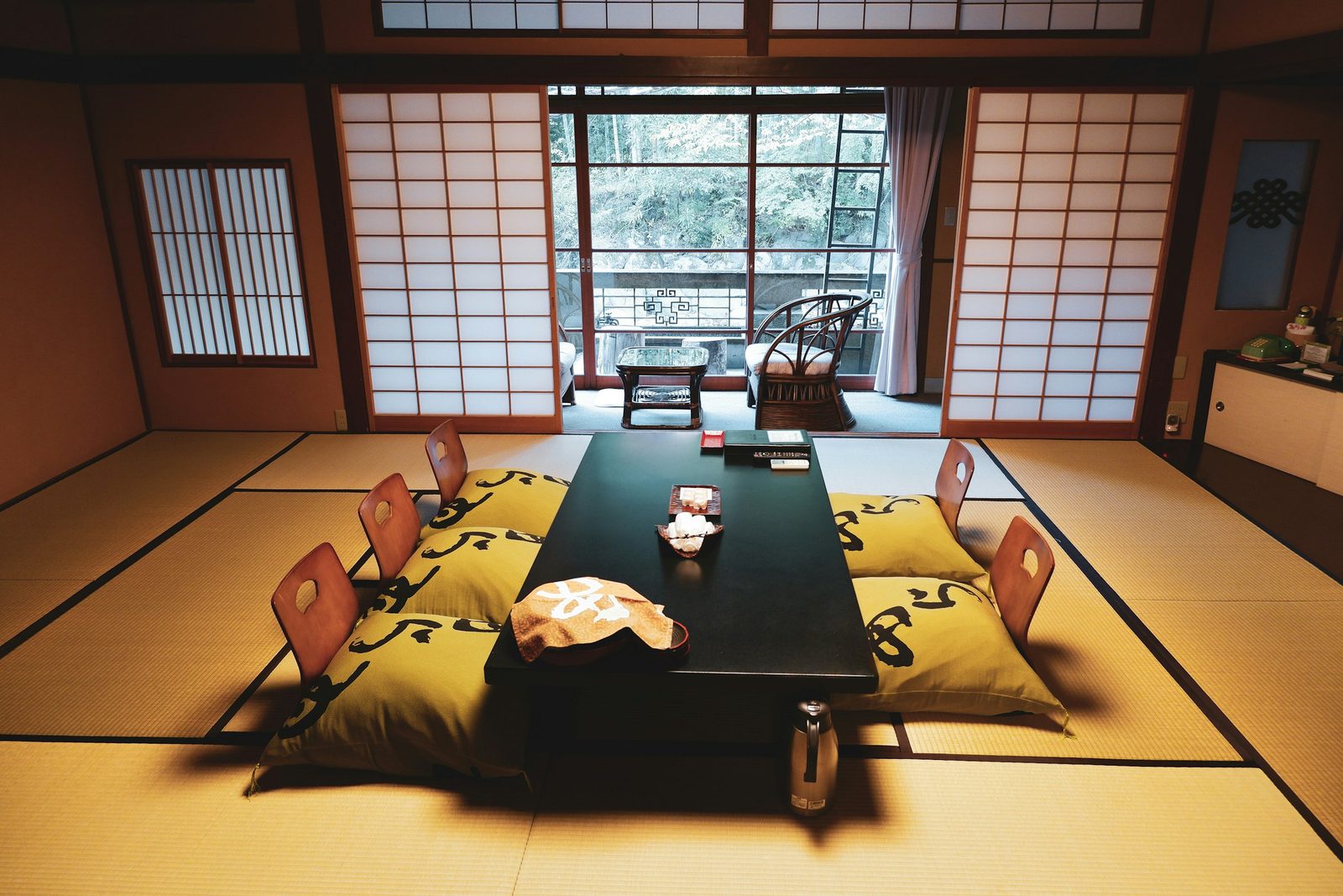 Quarto de ryokan tradicional, com tatame, mesa baixa e porta de shoji